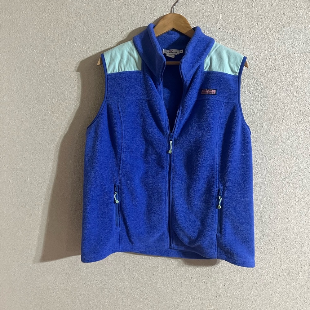 Vineyard Vines Vest. Upside down front logo.